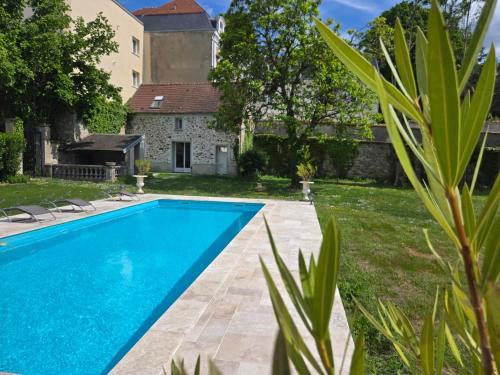 Maison dans hotel particulier 18eme, wifi, piscine chauffée