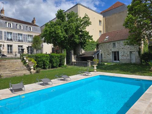 une piscine dans l'arrière-cour d'une maison dans l'établissement Maison dans hotel particulier 18eme, wifi, piscine chauffée, à Château-Thierry