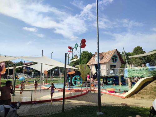plac zabaw z parkiem wodnym, w którym bawią się ludzie w obiekcie Apartments in Zalakaros 43608 w Zalakaros