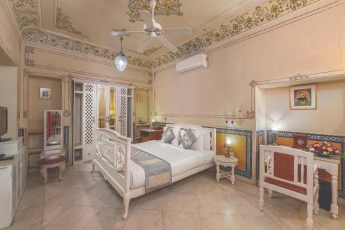 Postel nebo postele na pokoji v ubytování Chomu Palace Jaipur - A Heritage Hotel