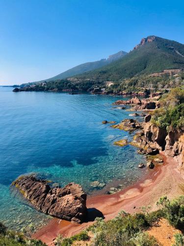 Petite maison pour 6 - jardin clim piscine parking
