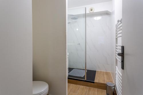 a bathroom with a shower and a toilet at Happy Stay Disney Two - Apartment with garden & parking in Montévrain