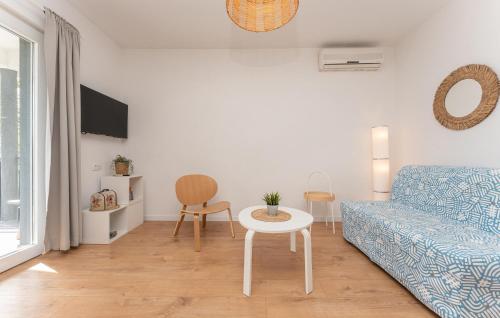 Μια τηλεόραση ή/και κέντρο ψυχαγωγίας στο Cozy Apartment In Sveti Filip I Jakov