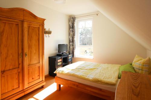 En eller flere senge i et værelse på Ferienhaus Ginger am Bodden eingezäunt & hundefreundlich