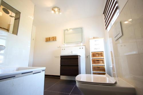 Et badeværelse på Ferienhaus Ginger am Bodden eingezäunt & hundefreundlich