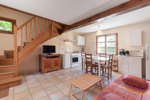 une cuisine et une salle à manger avec une table et des chaises dans l'établissement La Maison des Vacances, à Argelès-Gazost