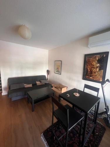 Posezení v ubytování Les Appartements De Lina - Appartement East Land - Self Check-In -