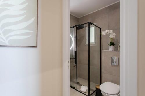 La salle de bains est pourvue d'une cabine de douche et de toilettes. dans l'établissement #52 Etoile Suite ,Central, Balcony, AC-5 min P Massena, à Nice