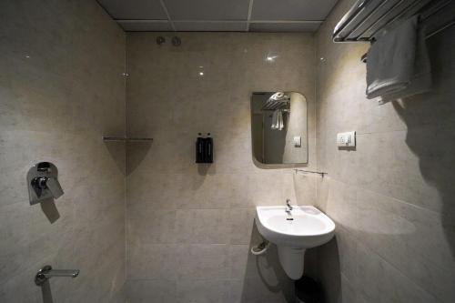 Un baño de Open Hotel by Olive - Langford Suites