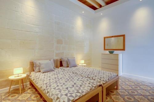 Letto o letti in una camera di Exclusive 2BR Valletta Apartment