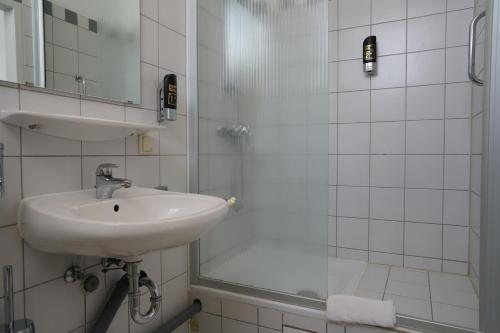 Koupelna v ubytování Hotel Ambert