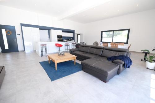 Photo de la galerie de l'établissement LS6-408 ERNO Villa contemporaine avec piscine privée 8 couchages à Chateauneuf de Gadagne - Proche d’Avignon, à Châteauneuf-de-Gadagne