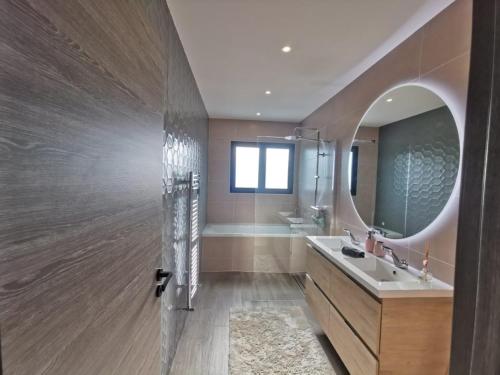 une salle de bain avec une douche, un lavabo et un miroir dans l'établissement LS7-429 - SUASSO Jolie villa avec piscine privée en centre ville de Salon de Provence 4 personnes, à Salon-de-Provence