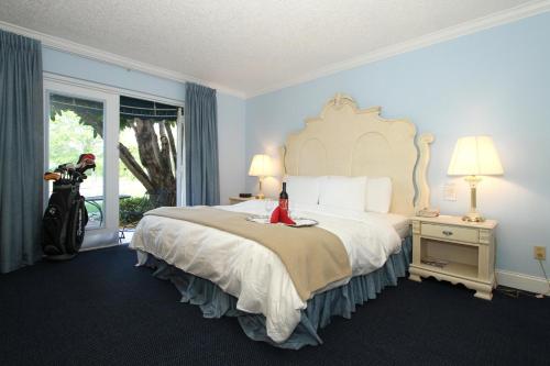 Giường trong phòng chung tại Grand Palms Spa & Golf Resort