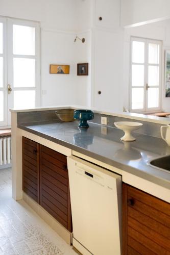 une cuisine avec un comptoir et un évier dans l'établissement Villa Les Chesneaux, vue mer Mers-les-Bains, à Mers-les-Bains