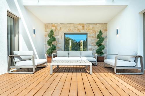 un salon avec deux chaises et un canapé dans l'établissement Villa Jylloue Modern 6 chambres , 2 minutes from royal golf club, à Mougins