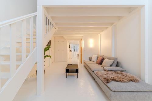 un salon avec un canapé et une table dans l'établissement Duplex élégant et calme, plein centrre, à Lyon