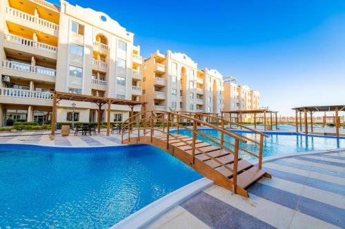Bazén v ubytování Avin Resort Hurghada nebo v jeho okolí