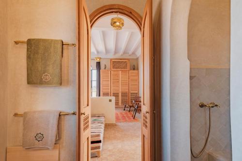 une salle de bain avec douche et douche à l'italienne dans l'établissement Villa Swira Beldi, Essaouira, piscine chauffée et services, à Aït Imouni
