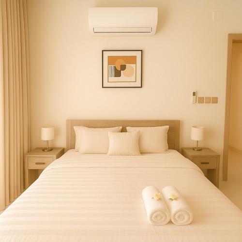 a bedroom with a bed with two towels on it at جونيور بإطلالة على الجبل in AlUla