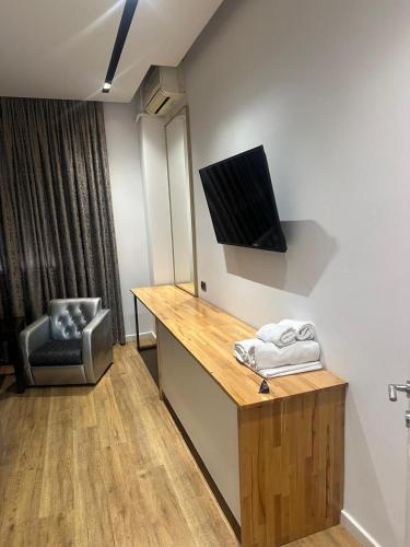 Una televisión o centro de entretenimiento en Aurelis Hotel
