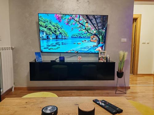 Apartman ARMANE 4 star LUX & Free EVchargeにあるテレビまたはエンターテインメントセンター