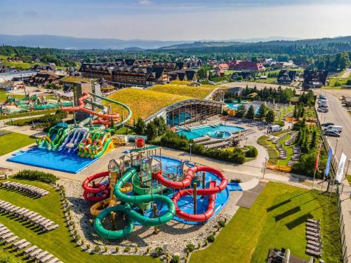 una vista aerea di un parco acquatico di Rezydencja Diamond SPA a Białka