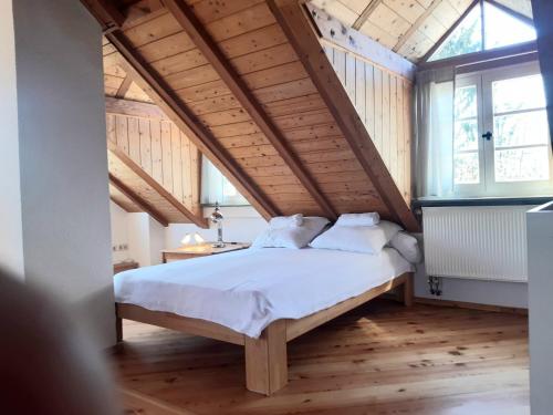 a bedroom with a large bed in a attic at Idyllisches Häusle Teningen in Teningen