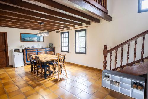 a kitchen and dining room with a table and chairs at La Bonne Etoile - Chambres d'hôtes et Appartements - in Plouescat