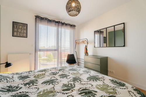 une chambre avec un lit, une commode et une fenêtre dans l'établissement Le Botanica - 2 chambres - proche gare -parking - Wi-Fi, à Saint-Malo