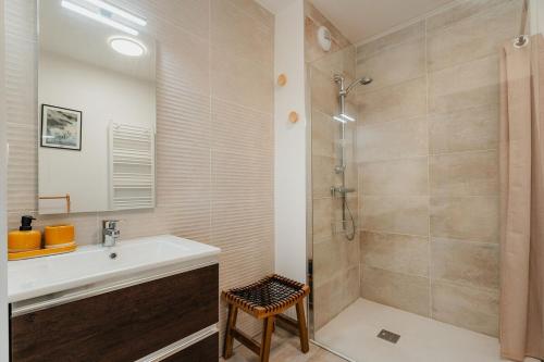 une salle de bain avec un lavabo et une douche dans l'établissement Le Botanica - 2 chambres - proche gare -parking - Wi-Fi, à Saint-Malo