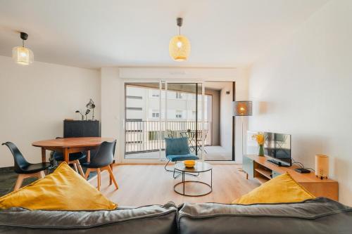 un salon avec un canapé et une table dans l'établissement Le Botanica - 2 chambres - proche gare -parking - Wi-Fi, à Saint-Malo