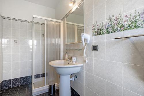 a bathroom with a sink and a shower at Locanda Casa Bardacchino in Mango