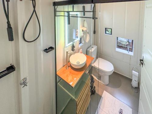 a bathroom with a sink and a toilet at João de Barro - Deck Tiny House in Mairiporã