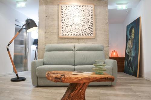 a living room with a couch and a table at Hostal Casa de Luna y Sol in Úbeda