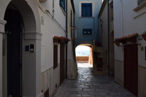 an alley with an archway between two buildings at Marinucci Rooms in Termoli