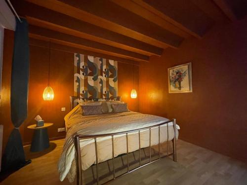 une chambre avec un lit dans une pièce dans l'établissement La Lisiere Du Bois, à Saint-Senier-de-Beuvron