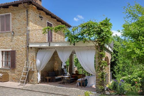 an outdoor patio with a table and a balcony at Locanda Casa Bardacchino in Mango