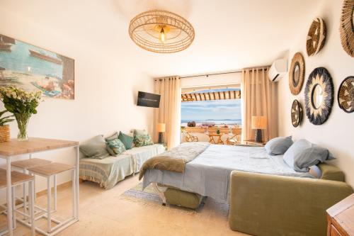 une chambre avec un lit, un canapé et une table dans l'établissement 10km St Tropez, Studio Cosy, à La Croix-Valmer
