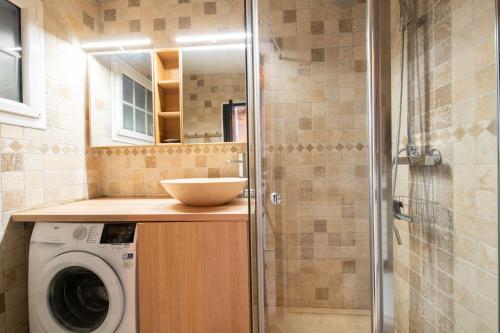 une salle de bain avec une machine à laver et un lavabo dans l'établissement 10km St Tropez, Studio Cosy, à La Croix-Valmer