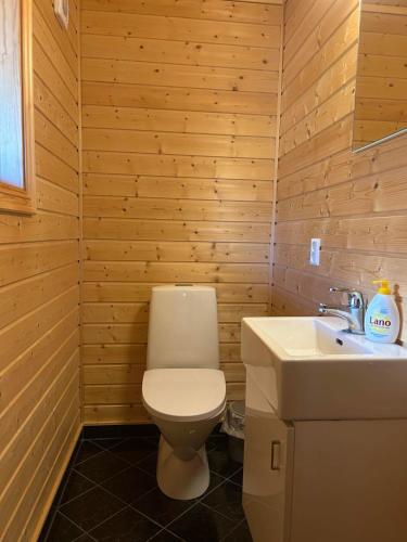 Ένα μπάνιο στο Cozy cabin in Eikedalen