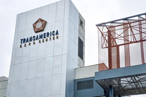 a building with a sign on the side of it at Hub Boa Vista by Viva - Prédio novo próximo ao Autódromo de Interlagos com lavanderia e academia in Sao Paulo