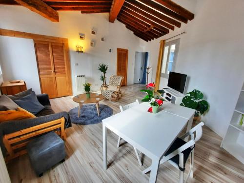 un salon avec une table blanche et un canapé dans l'établissement Hidden Gem in Historic Center Ecusson, à Montpellier