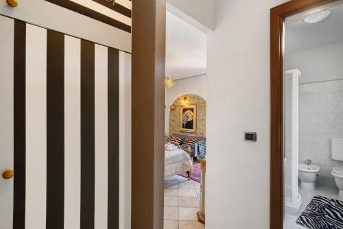a bathroom with a black and white striped wall at Locanda Casa Bardacchino in Mango