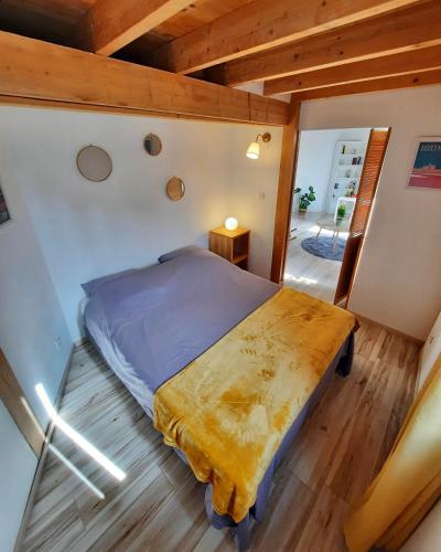 une chambre avec un lit et un parquet dans l'établissement Hidden Gem in Historic Center Ecusson, à Montpellier