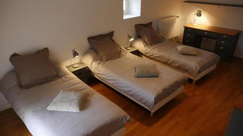 une chambre avec deux lits et une commode avec des lampes dans l'établissement La Huppe, à Yversay