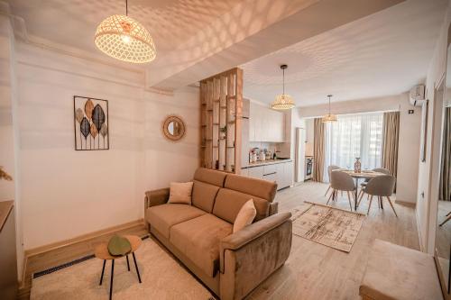 una sala de estar con un sofá y una mesa en Dream luxury apartments in Infinity pool Spa resort, en Mamaia