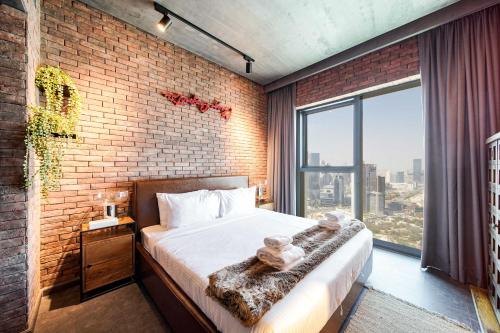 PVH - Edgy and Modern Comfort 1BR Downtown Views 2