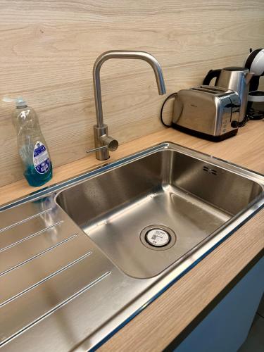 - un évier de cuisine en acier inoxydable dans l'établissement Appartement deux chambres Brest centre proche Tram, à Brest