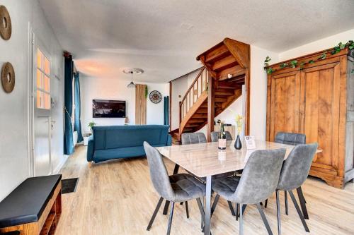 a dining room with a table and chairs at Maison 6 personnes à 2 pas du Canal de Nantes à Brest in Carhaix-Plouguer